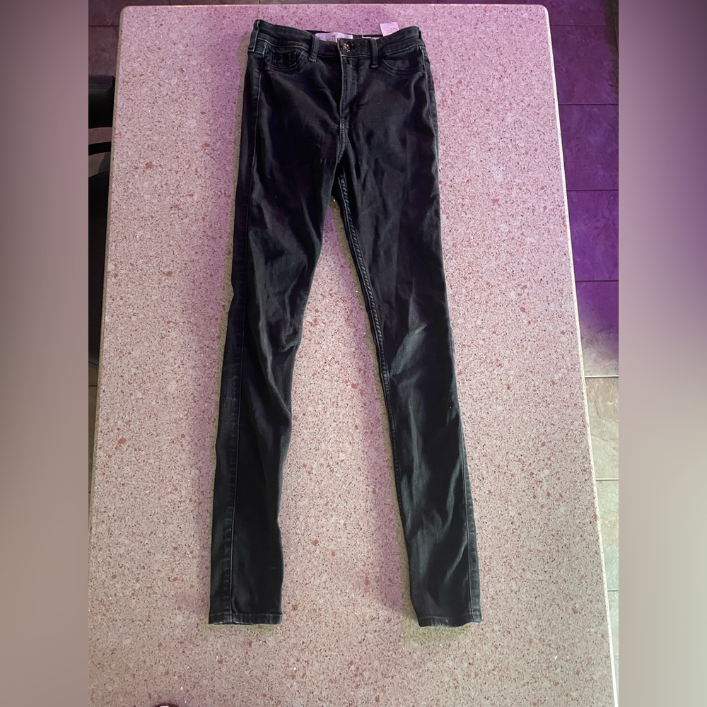 Hollister size 1L jeans. Barely worn. Black.